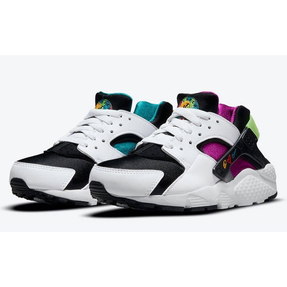 NWOT NIKE Air Huarache Peace Love Swoosh Youth Sneakers